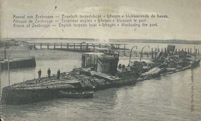 Aanval van Zeebrugge - Engelsch torpedoboot 'Iphegen' blokkeerde de haven