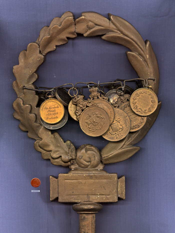 Standaard Boldersmaatschappij Westkapelle in de vorm van een lauwerkrans (met 13 medailles)