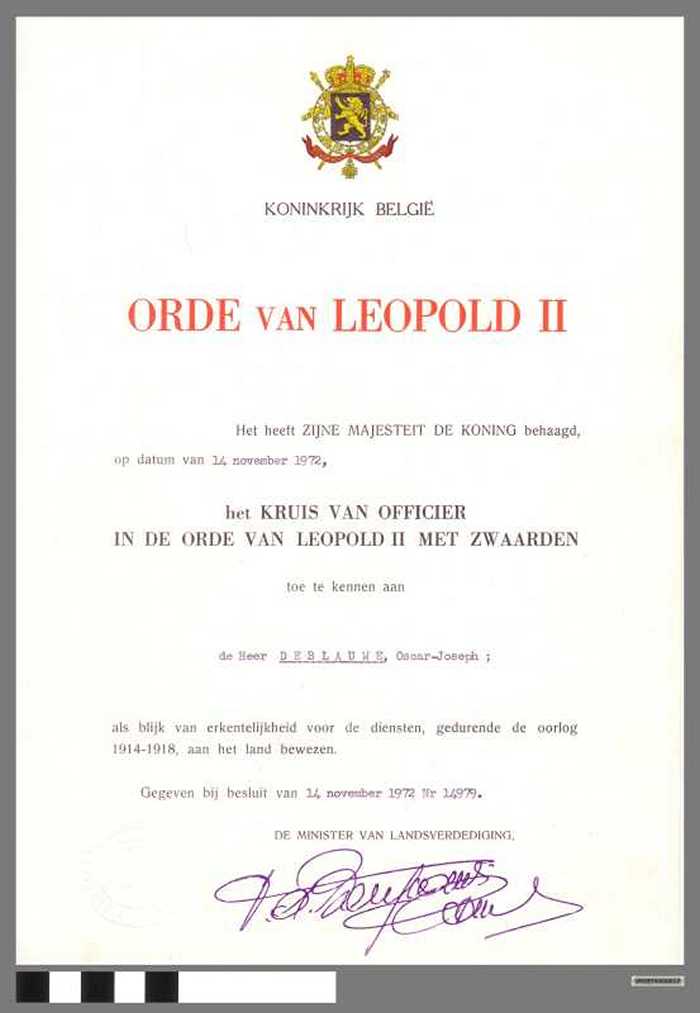 Ereteken: het Kruis van Officier in de orde van Leopold II met zwaarden.