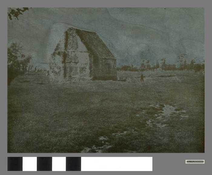 Drukplaat: Foto van het nog resterende puin van de hoeve Jan Baptist Traen-Focke te Koolkerke