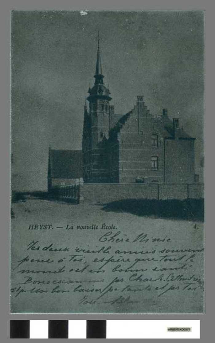Drukplaat: Postkaart uit 1902: nieuw gebouwde gemeenteschool Heist
