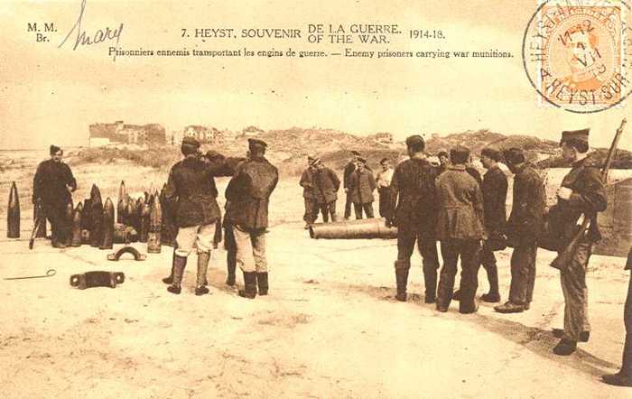 Heyst - Souvenir de la Guerre 1914-18 - Prisonniers ennemis transportant les engins de guerre