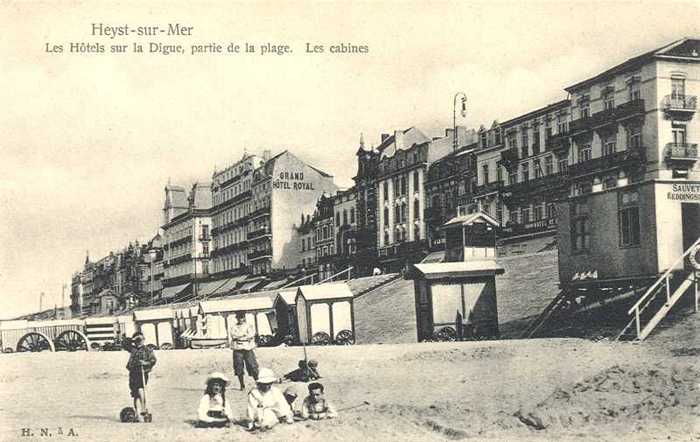 Heyst-sur-Mer - Les Hôtels sur la Digue, partie de la plage. Les cabines