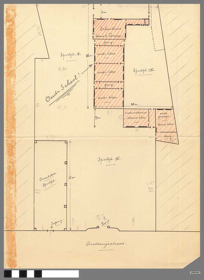 Grondplan: Oude school met poort aan de Onderwijsstraat