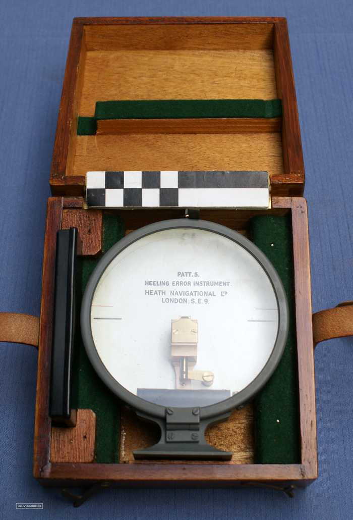 Hellingmeter (clinometer) in houten kist