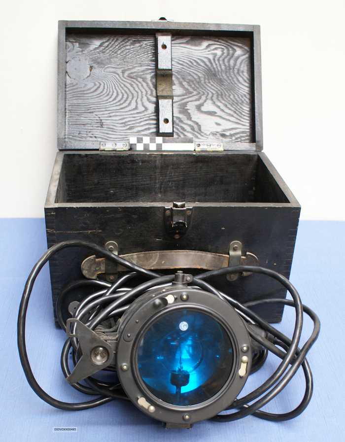 Aldis signal lamp in houten kist