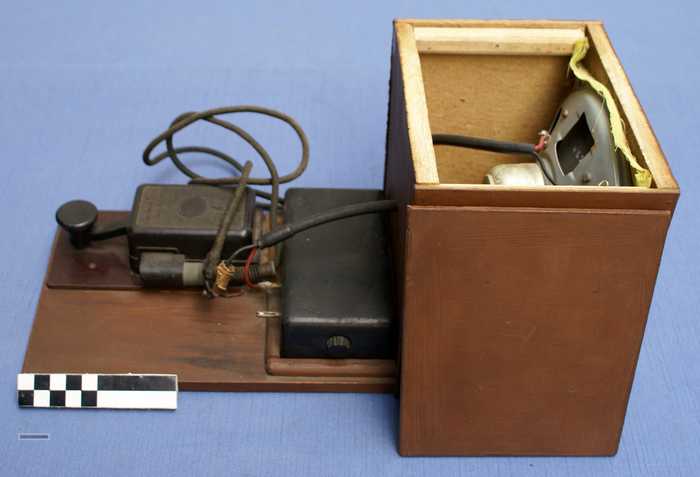 Morsetoestel in houten kist