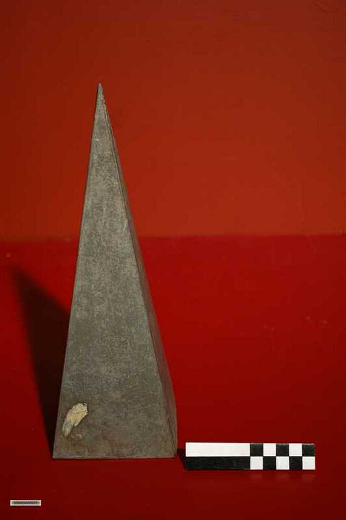 Metalen meetkundige vorm - Pyramide
