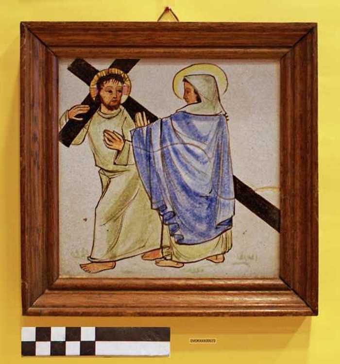 Siertegel: Christus draagt zijn kruis