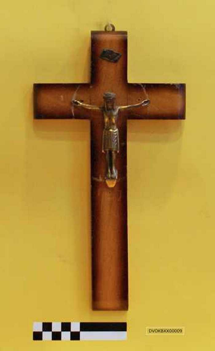 Koperen beeld op houten kruis