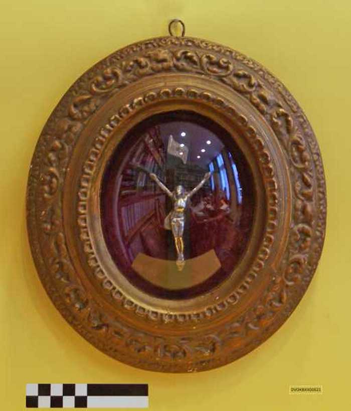 Kruisbeeld onder glas in kader