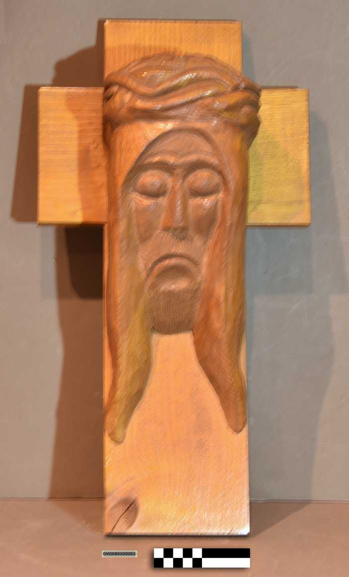 Houten kruisbeeld met hoofd van Christusfiguur