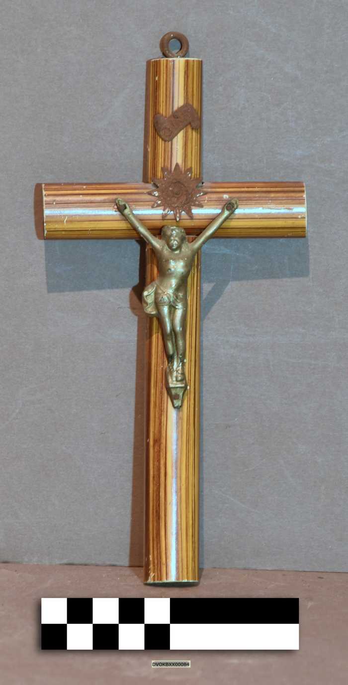 Houten kruisbeeld met Christusfiguur