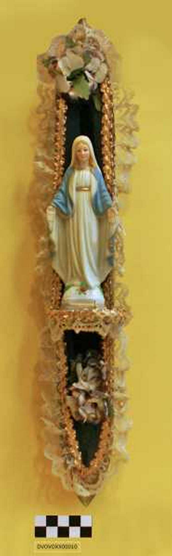 Heilige Maria verwerkt in een spoel.