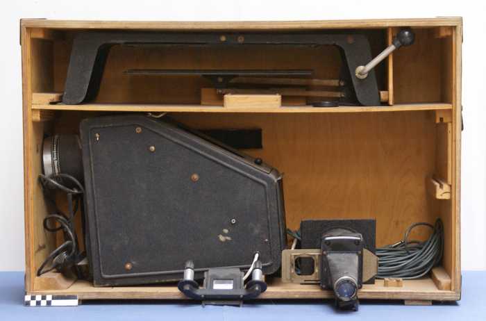 Diaprojector in houten kist