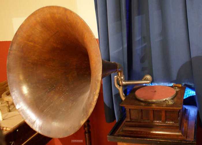Mechanische grammofoon met hoorn