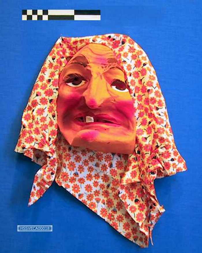 Carnavalmasker oude vrouw met één tand.