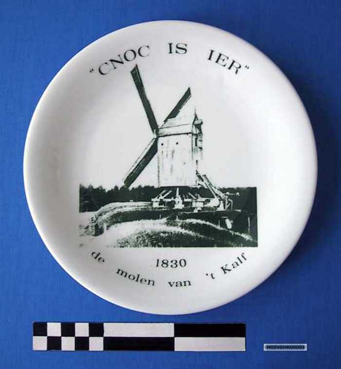 Sierbord in keramiek met afbeelding `de molen van t Kalf - 1830 - `Cnoc is ier