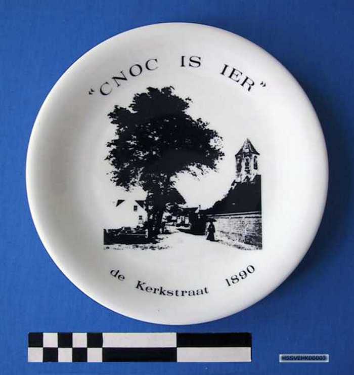 Sierbord in keramiek met afbeelding `de Kerkstraat - 1890 - `Cnoc is ier