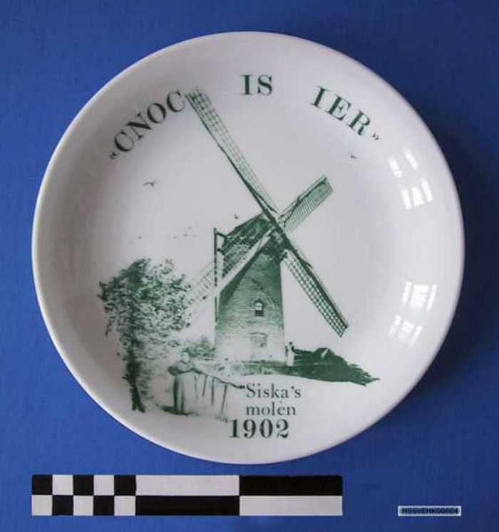 Sierbord in keramiek met afbeelding `Siskas molen - 1902 - `Cnoc is ier