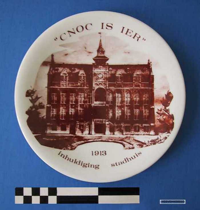 Sierbord in keramiek met afbeelding `Inhuldiging stadhuis - 1913 - `Cnoc is ier