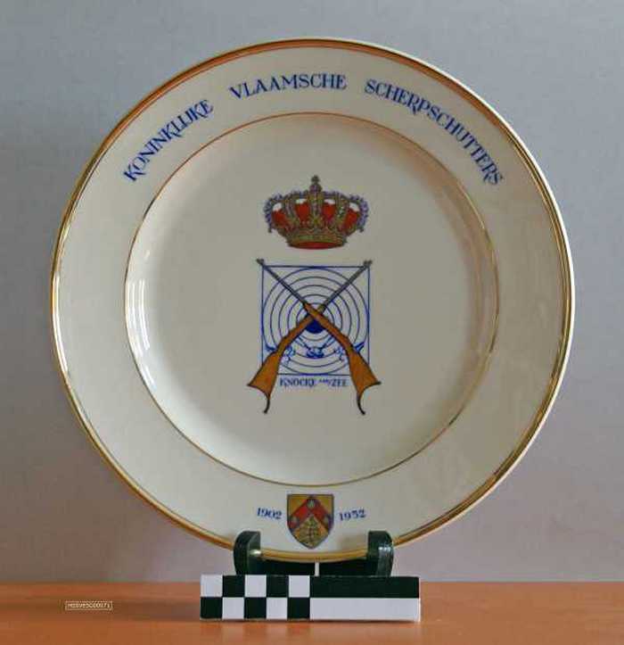 Sierbord in keramiek van de Koninklijke Vlaamsche Scherpschutters Knokke a/Zee - 1902-1952