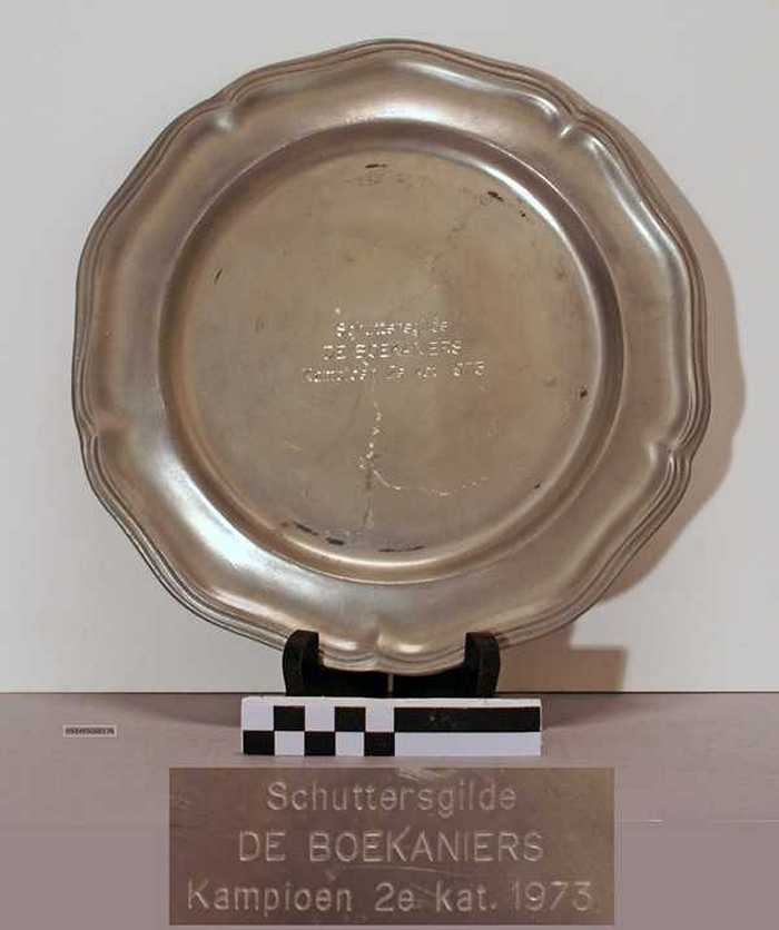 Tinnen bord - Schuttersgilde DE BOEKANIERS - Kampioen 2e kat. - 1973