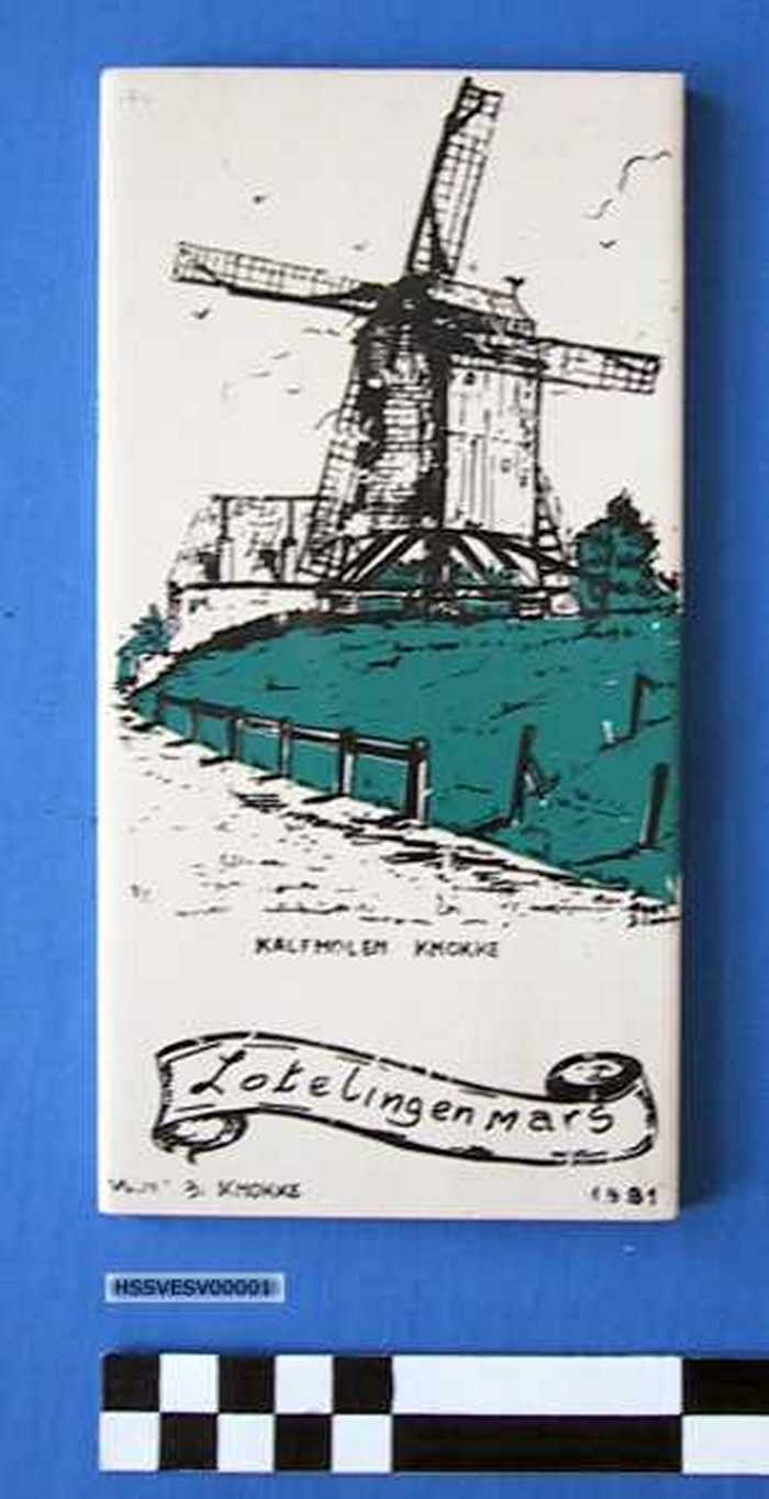 Siertegel in keramiek met afbeelding Kalfmolen Knokke - uitgegeven bij de Lotelingenmars 1981