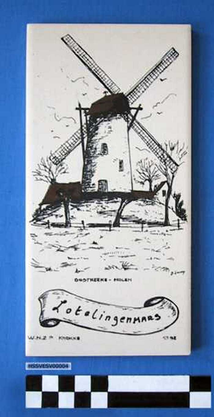 Siertegel in keramiek met afbeelding Molen Oostkerke - uitgegeven bij de Lotelingenmars 1982