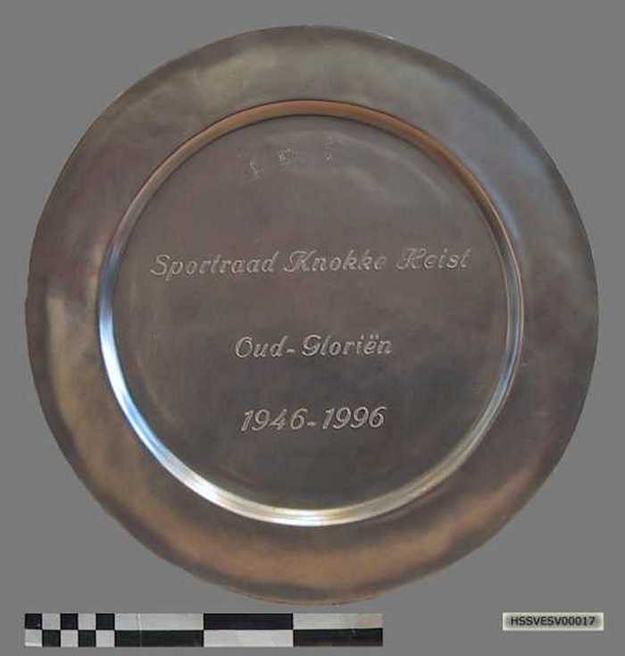 Sierschaal in tin: Sportraad Knokke-Heist - Oud -Gloriën 1946 - 1996.