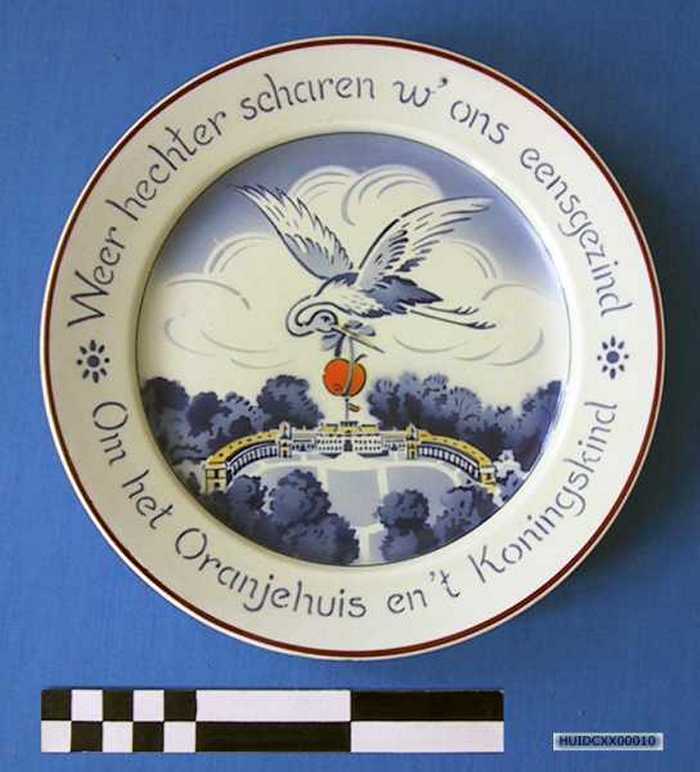 Sierbord in keramiek met afbeelding Oranjehuis en opschrift: Weer hechter scharen wons eensgezind om het Oranjehuis en t Koningskind