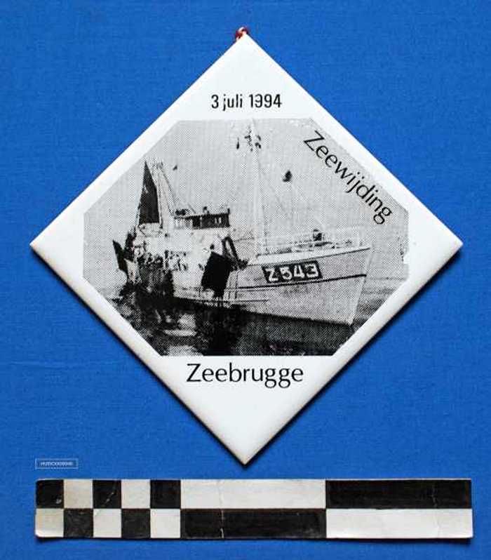 Siertegel in wit keramiek Zeewijding Zeebrugge - 3 juli 1994