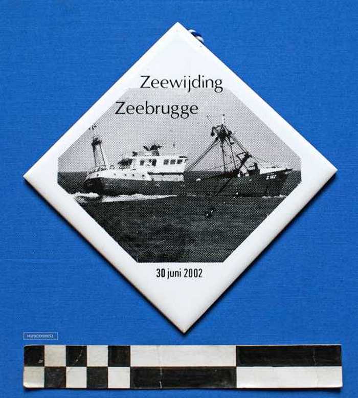 Siertegel in wit keramiek Zeewijding Zeebrugge - 30 juni 2002