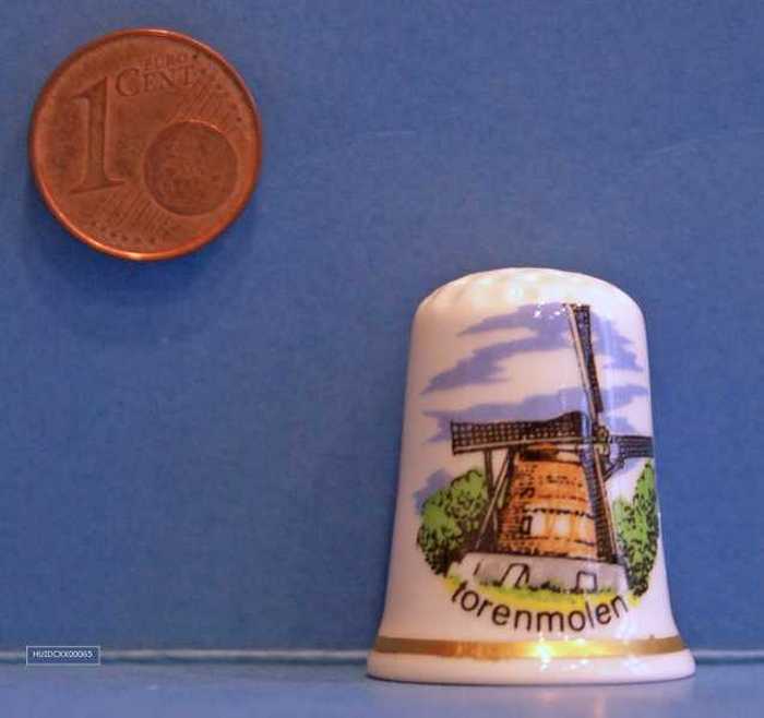 Vingerhoed met de afbeelding van een torenmolen.