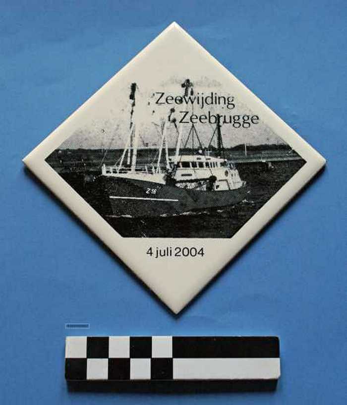 Siertegel in wit keramiek Zeewijding Zeebrugge - 4 juli 2004