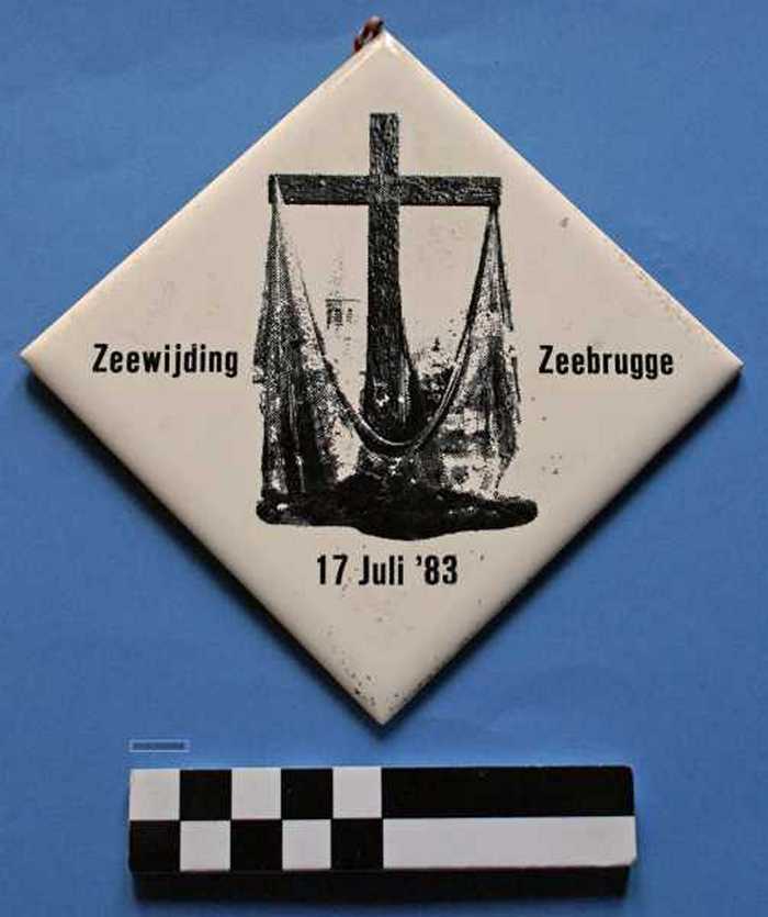 Siertegel in wit keramiek Zeewijding Zeebrugge - 17 juli `83