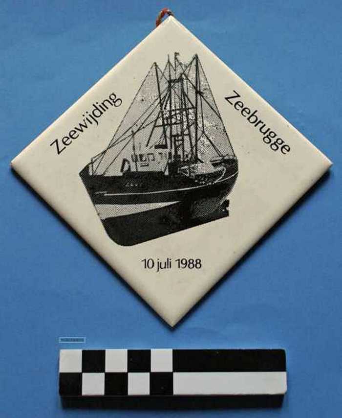 Siertegel in wit keramiek Zeewijding Zeebrugge - 10 juli 1988