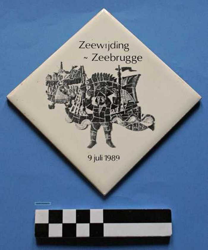 Siertegel in wit keramiek Zeewijding Zeebrugge - 9 juli 1989