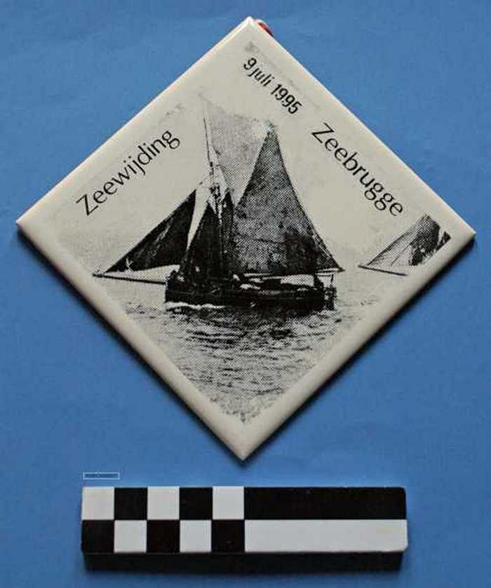 Siertegel in wit keramiek Zeewijding Zeebrugge - 9 juli 1995