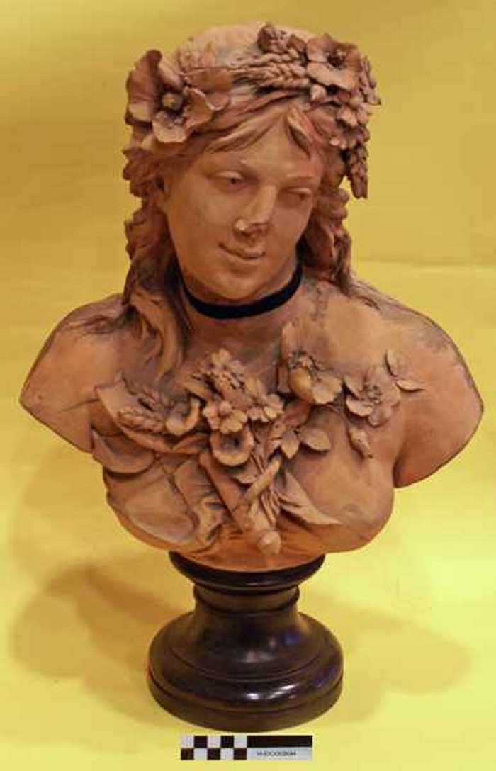 Borstbeeld in aardewerk
