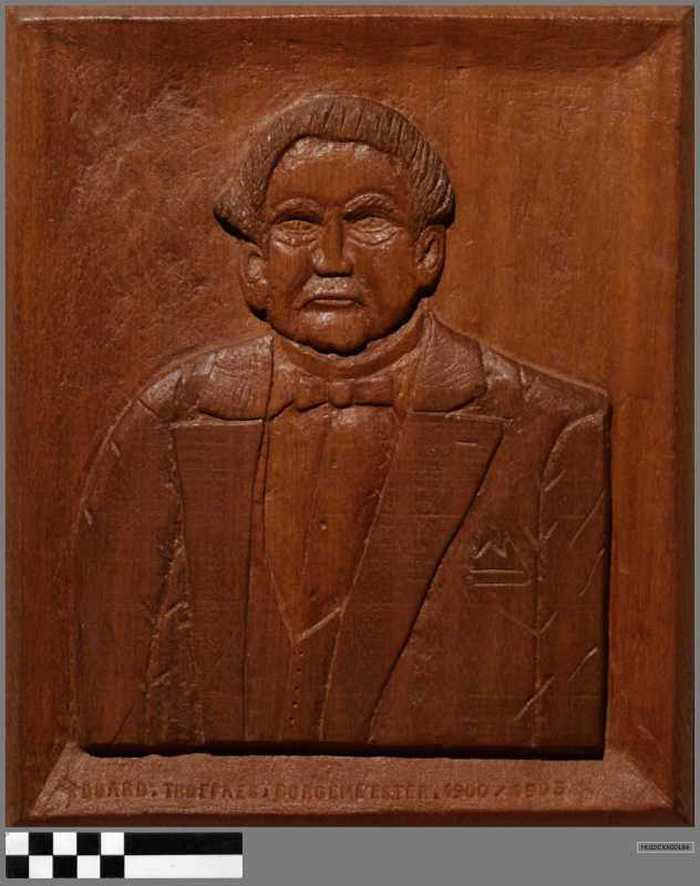 Houten paneel met in houtsnijwerk het portret van burgemeester Eduard Troffaes