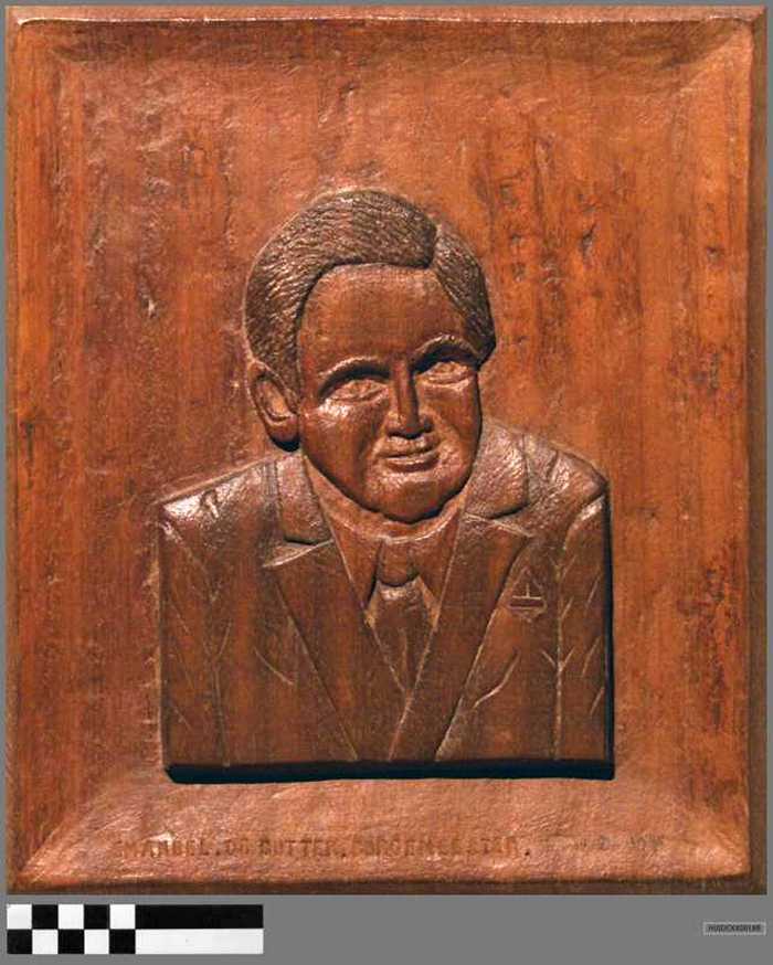 Houten paneel met in in houtsnijwerk het portret van burgemeester Emmanuel Desutter