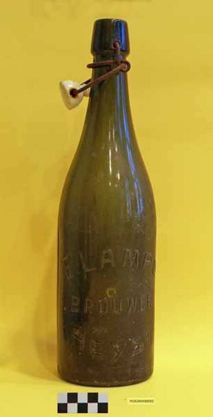 Lege bierfles van Lampo - Heyst aan Zee
