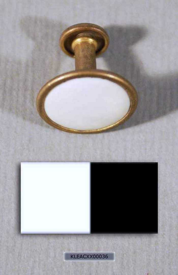 Koperkleurig manchetknoop, met witte versiering