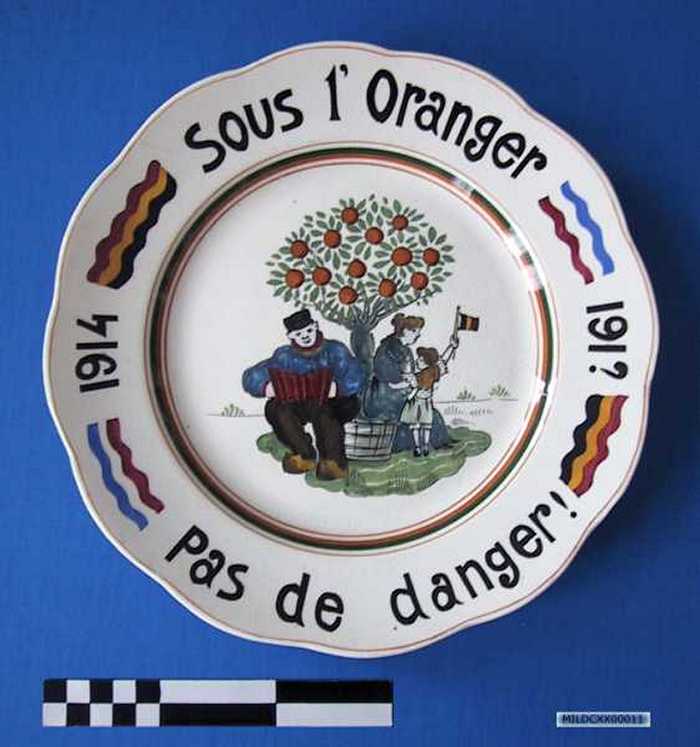 Sierbord in keramiek met afbeelding sinaasappelboom, boer, Belgische en Nederlandse vlag, `SOUS LORANGER PAS DE DANGER - 1914-191?