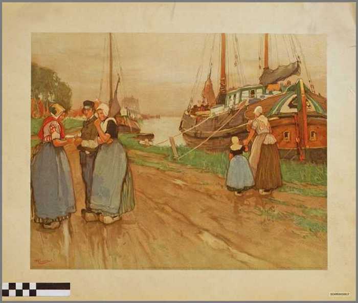 Vrouwen met man op aarden weg langs water met aangemeerde schepen