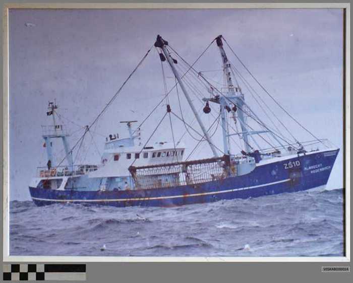 Vissersboot aan het vissen op zee `Albrecht Rodenbach Z.510