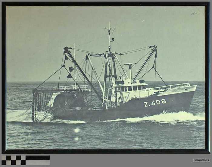 Vissersboot Z.408 aan het vissen op zee.