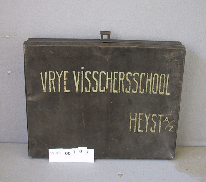 Koffer van de vlag van de Vrije Visschersschool Heyst a/z - 1904