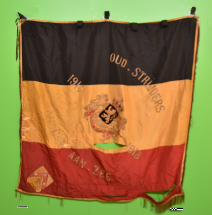 Vlag Oud Strijders 1914-1918, Knokke Aan Zee (Belgische driekleur)